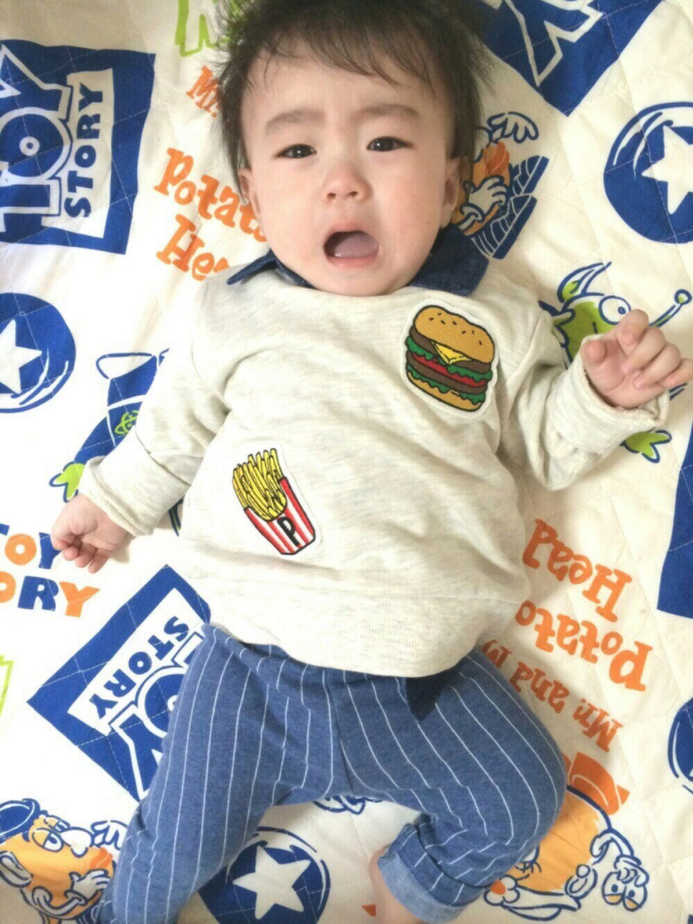 「ベビー、ベビーコーデ、おとこのこ、秋冬スタイル、０歳」｜「petit mainのジャンクフードワッペンつき長袖トレーナー（スウェット、ホワイト系）」を使った、puuuumaさん（キッズ・70cm）の夏コーディネートの1枚目の写真