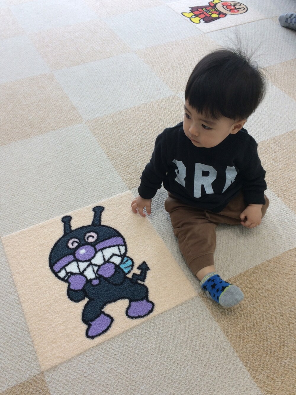 「1歳、ベビー、おとこのこ、スウェット」｜「petit mainのハーフ丈スウェットパンツ（その他パンツ、イエロー系）」を使った、puuuumaさん（キッズ・70cm）の秋コーディネートの1枚目の写真