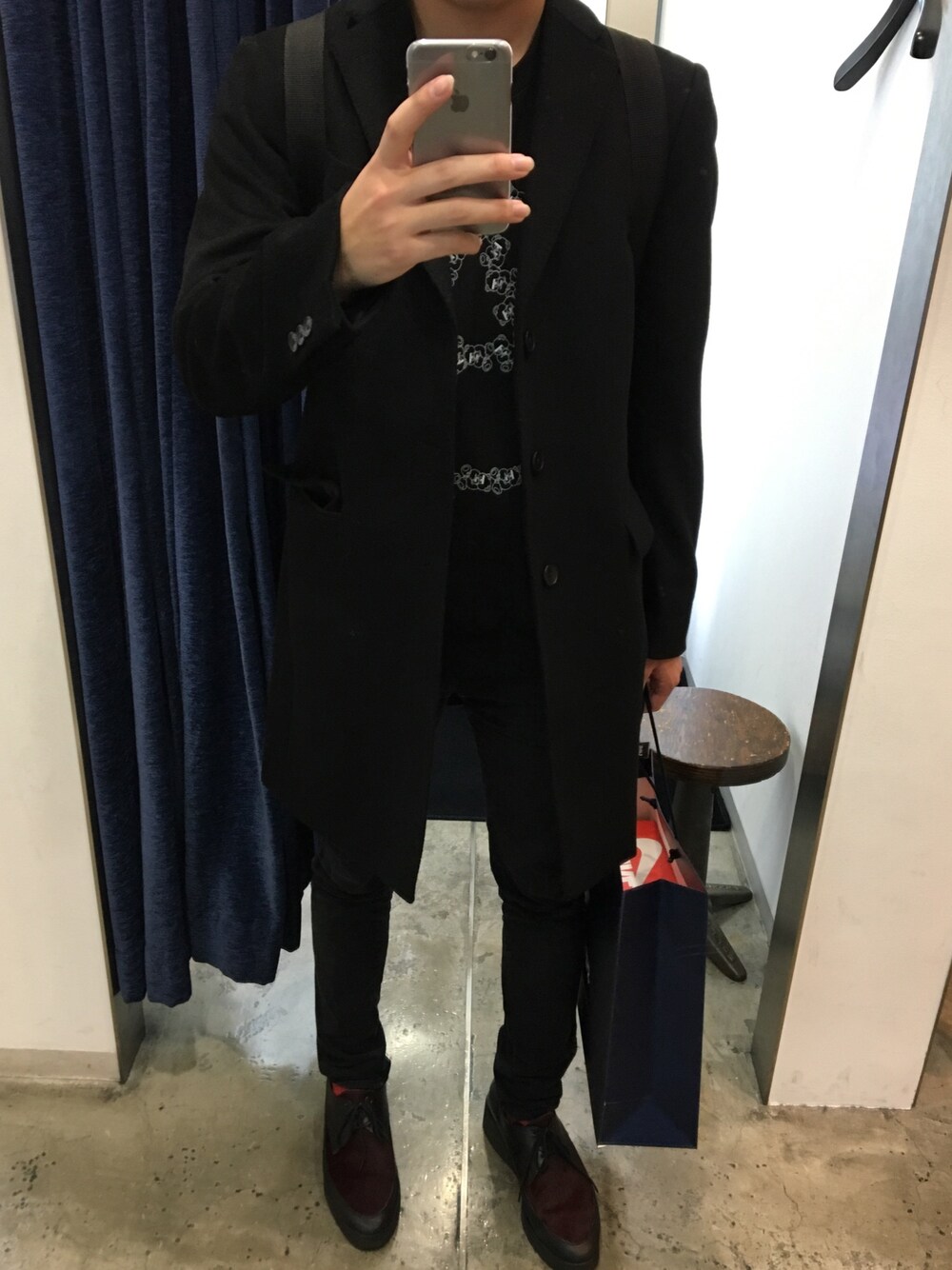 ブラック系のその他パンツ、ブラック系のスウェット、ブラック系のバックパック/リュックを着用したメンズの秋コーディネートの1枚目の写真