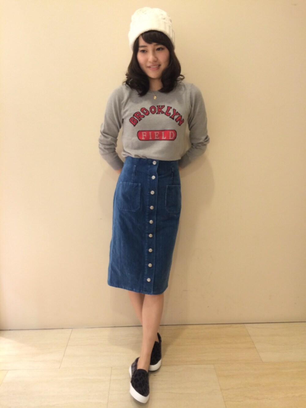 「ニット帽、タイトスカート、ニット、スリッポン、ciaopanic」｜「CIAOPANICの【Ciaopanic】ヒョウ柄ハラコスリッポン（スニーカー、グレー系）」を使った、yukiko_yamaさん（レディース・161cm）の秋コーディネートの1枚目の写真