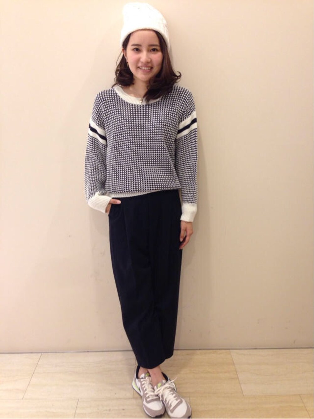 「ciaopanic、スポーツミックス、ラインニット、タックパンツ、ニット帽、NIKE」｜「CIAOPANICの【Ciaopanic】肩切替プルオーバー（ニット/セーター、ホワイト系）」を使った、yukiko_yamaさん（レディース・161cm）の秋コーディネートの1枚目の写真