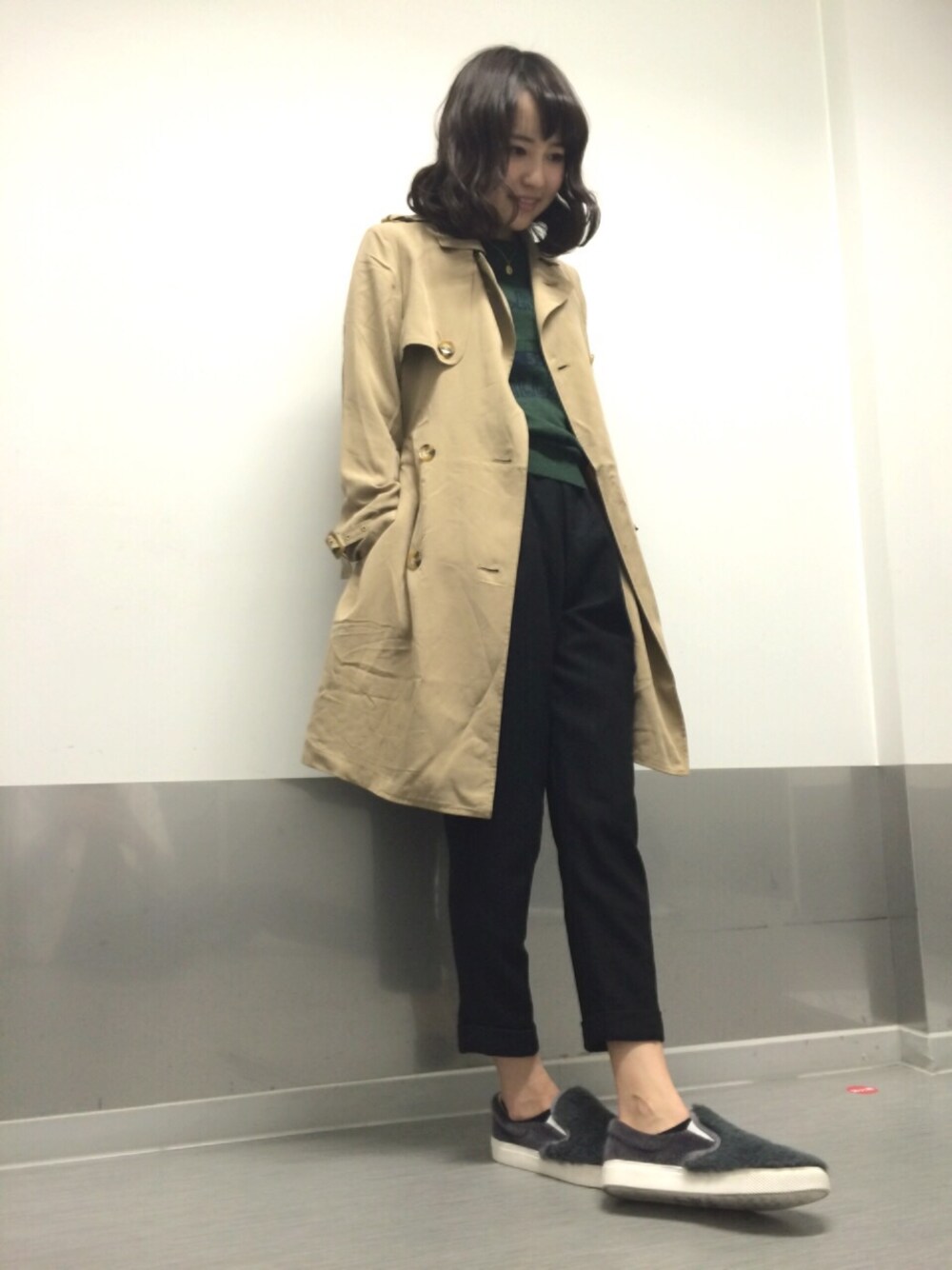 「ciaopanic、トレンチコート、タックパンツ、春コーデ、スリッポン、ファー小物」｜「CIAOPANICの【Ciaopanic】トレンチコート（トレンチコート、ベージュ系）」を使った、yukiko_yamaさん（レディース・161cm）の冬コーディネートの1枚目の写真