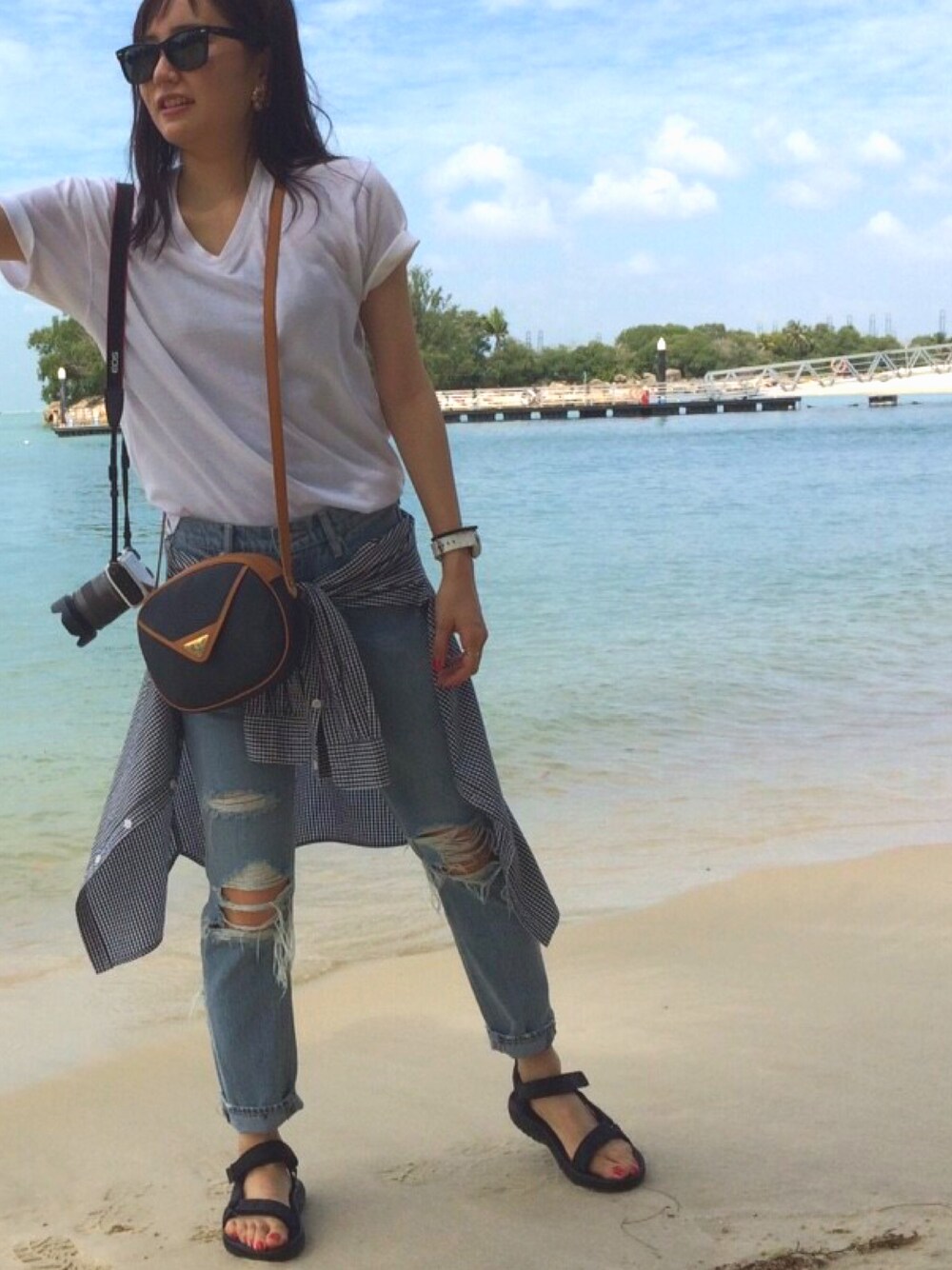 「Singapore、UNIQLO、CLANE、teva、ray ban、白Tシャツ、クラッシュデニム」｜「UNIQLOのMEN スーピマコットンクルーネックT（半袖）A（Tシャツ/カットソー、ホワイト系）」を使った、yukiko_yamaさん（レディース・161cm）の春コーディネートの1枚目の写真