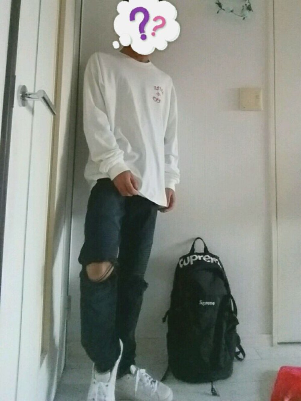 ブラック系のバックパック/リュック、ホワイト系のTシャツ/カットソー、ブラック系のデニムパンツを着用したメンズの秋コーディネートの1枚目の写真