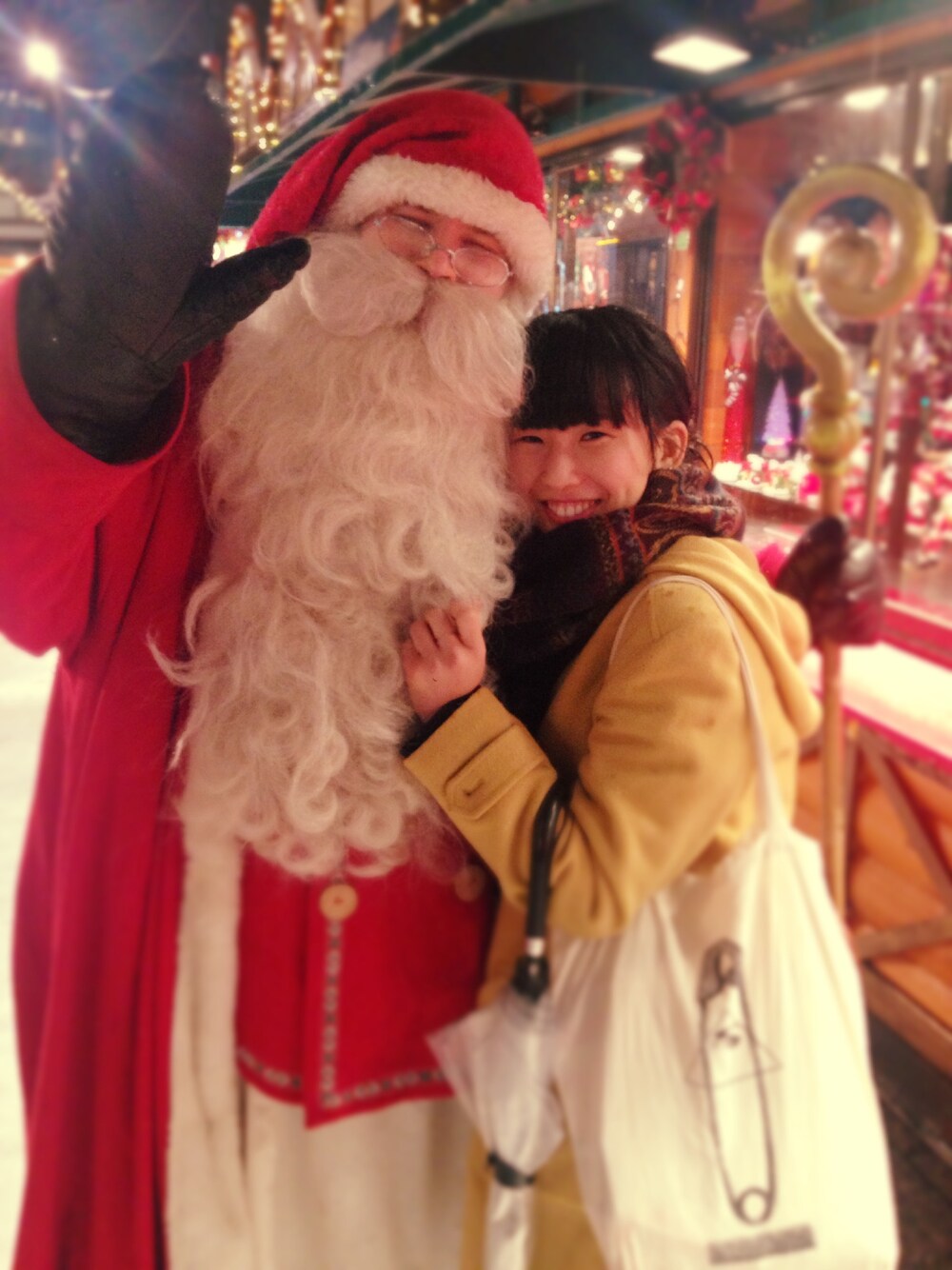 レッド系の口紅/リップティント/グロスを着用したレディースの冬コーディネートの1枚目の写真