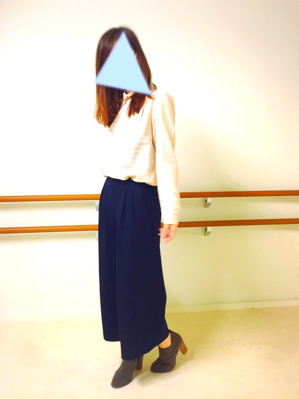 ベージュ系のシャツ/ブラウス、ブルー系のその他パンツ、ブラウン系のブーツを着用したレディースの秋コーディネートの1枚目の写真
