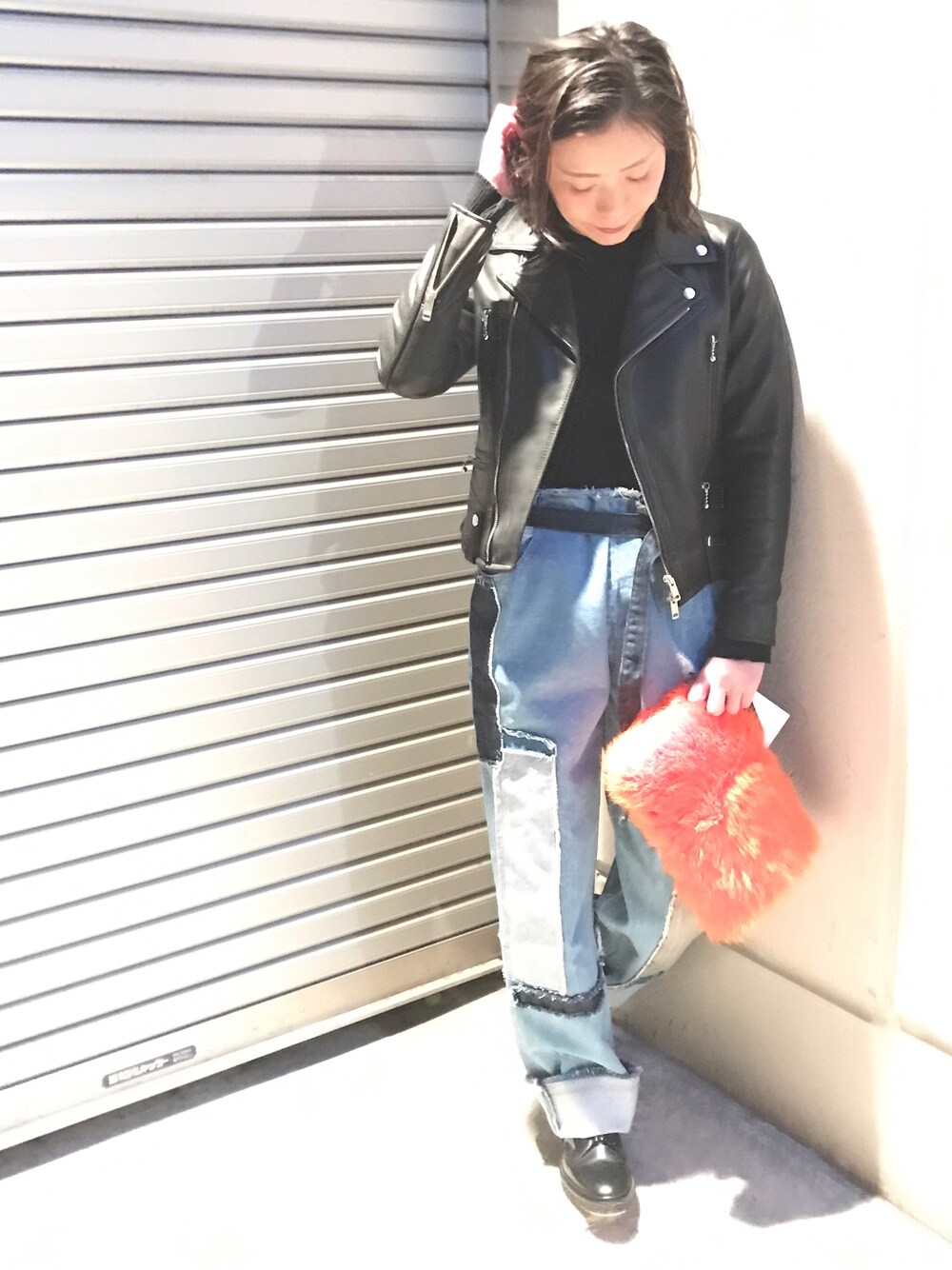「秋コーデ、オトナ女子、ファッション、ファー小物、ジャーナルスタンダード、レザージャケット、デニム、ootd、コーディネート」｜「JOURNAL STANDARDのアイテム（ライダースジャケット、ブラック系）」を使った、mika tamuraさん（レディース・158cm）の秋コーディネートの1枚目の写真