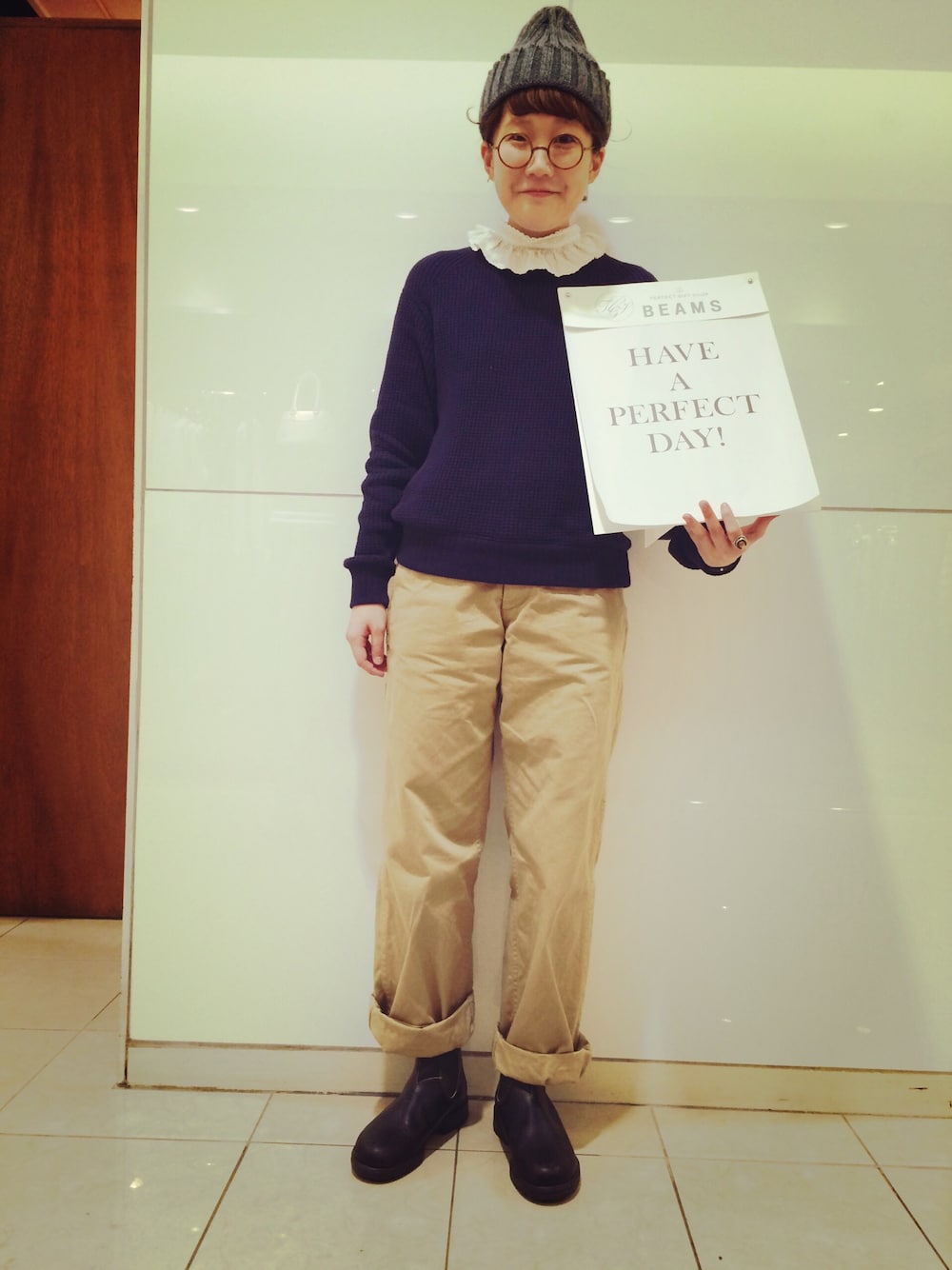 ブルー系のスウェット、ホワイト系のシャツ/ブラウス、ベージュ系のチノパンツを着用したレディースの冬コーディネートの1枚目の写真