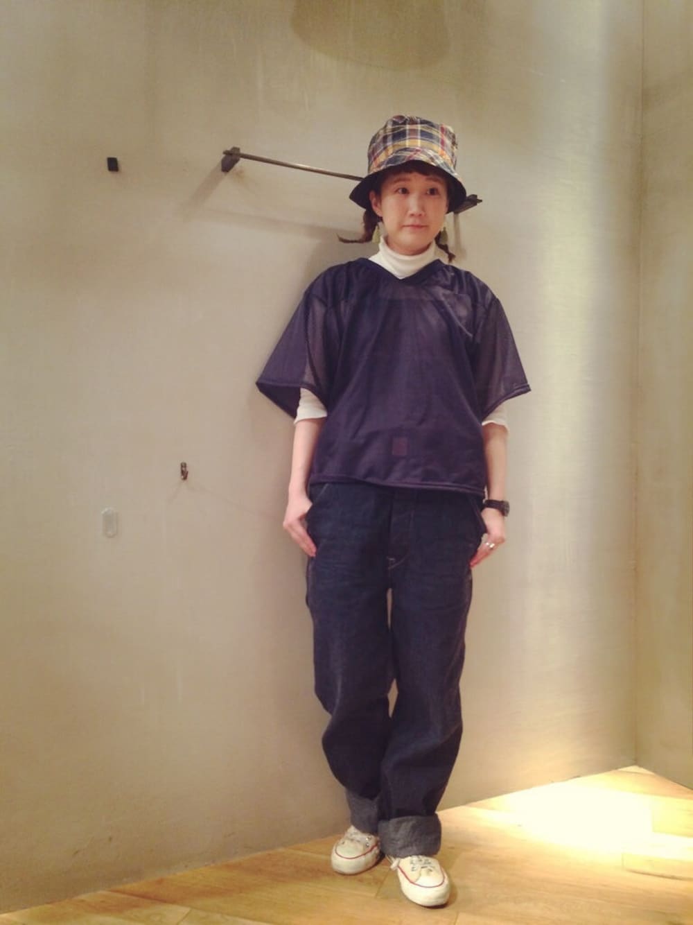 「オーバーオール、メッシュ、タートルネック、コンバース、ENGINEERED GARMENTS、80s、フリンジ、BEAMS、BEAMS BOY」｜「BEAMS BOYのAUGUSTA SPORTSWEAR / メッシュ トップス（Tシャツ/カットソー、ブルー系）」を使った、あさやま ふうこさん（レディース・158cm）の春コーディネートの1枚目の写真