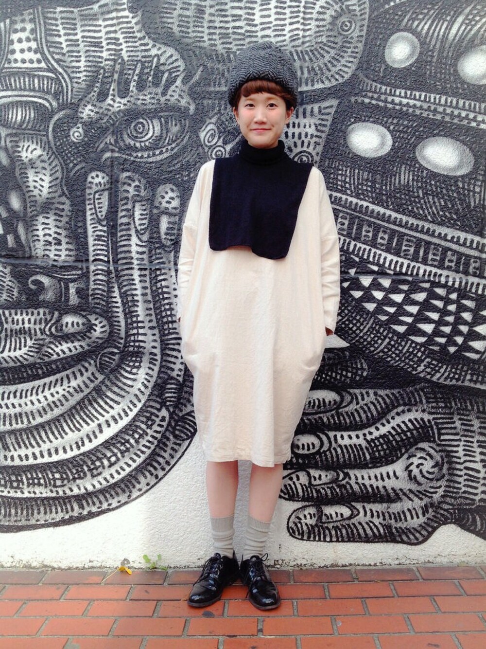 「ネックウォーマー、ワンピース、レザーシューズ、モノトーン、秋のコーデ、BEAMS、BEAMS BOY」｜「BEAMS BOYのBEAMS BOY / ソリッド バスク ワンピース（ワンピース、ベージュ系）」を使った、あさやま ふうこさん（レディース・158cm）の秋コーディネートの1枚目の写真