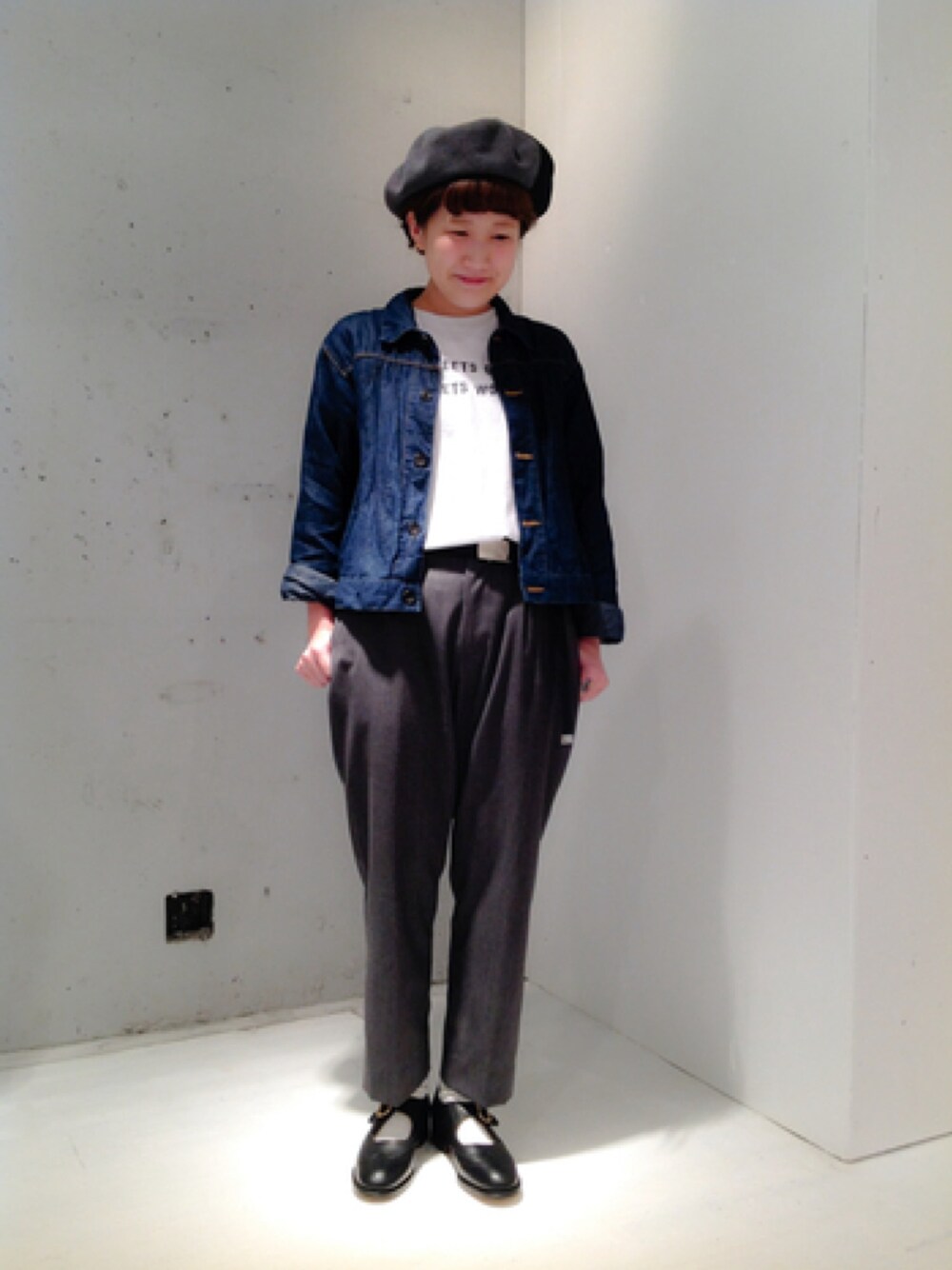 「BEAMS、BEAMS BOY、スラックス、モノトーン」｜「BEAMS BOYのLa Beret Francais / 2TONE ベレー 15（ハンチング/ベレー帽、ブラック系）」を使った、あさやま ふうこさん（レディース・158cm）の秋コーディネートの1枚目の写真