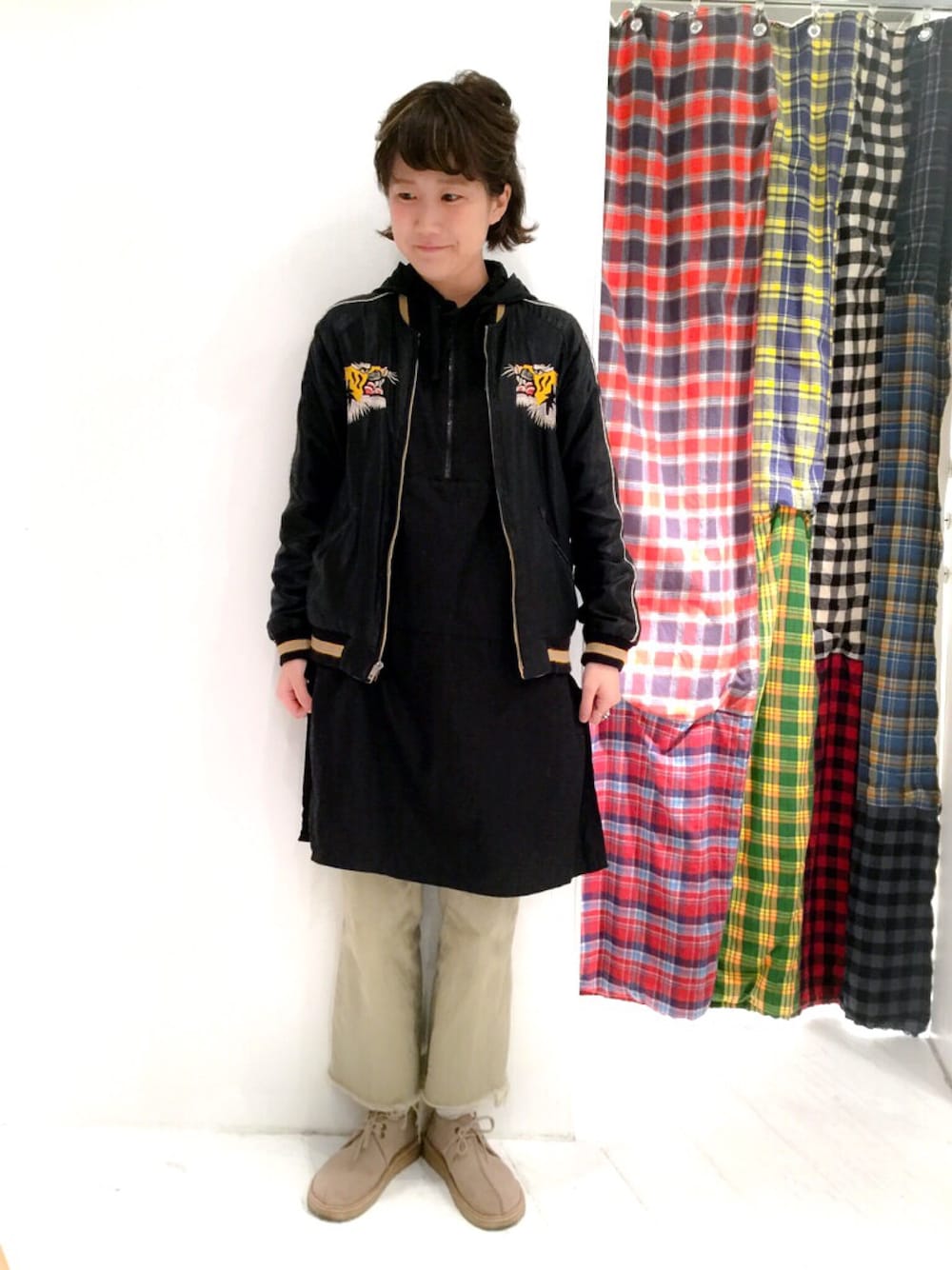 「BEAMS、BEAMS BOY、clarks、スカジャン」｜「Clarksのアイテム（シューズ、ベージュ系）」を使った、あさやま ふうこさん（レディース・158cm）の冬コーディネートの1枚目の写真