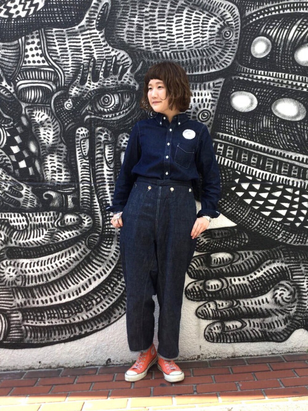 「デニムオンデニム、シンプル、スニーカーコーデ、converse、BEAMS、BEAMS BOY」｜「BEAMS BOYのBEAMS BOY / デニム ボタンダウンシャツ◇（シャツ/ブラウス、ブルー系）」を使った、あさやま ふうこさん（レディース・158cm）の春コーディネートの1枚目の写真