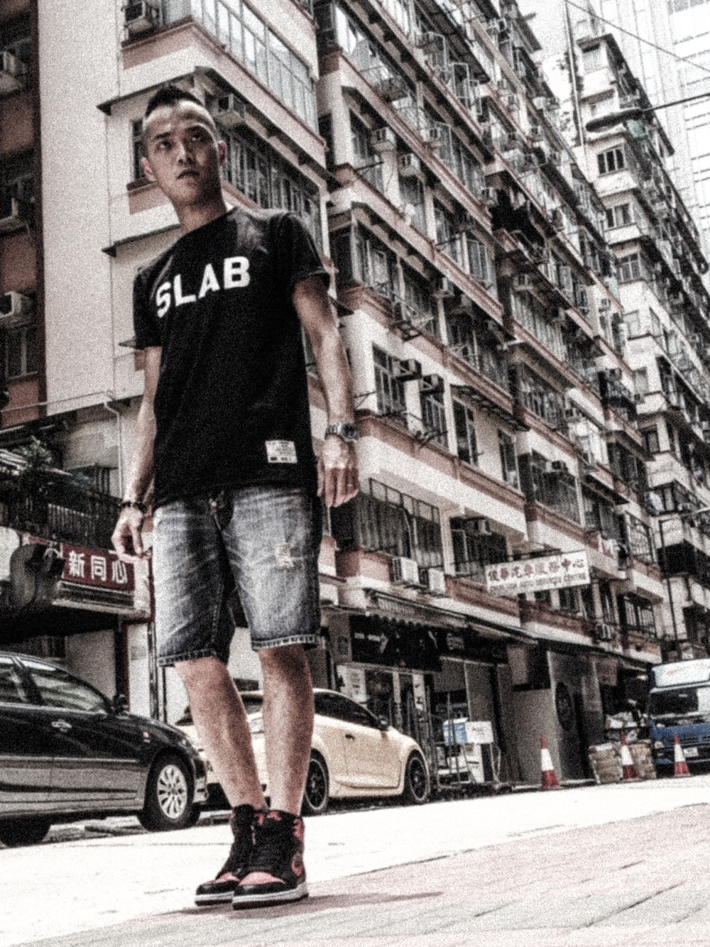「SLAB、SLABHK、AIR JORDAN、hk、Hong Kong」｜「SLABのアイテム（Tシャツ/カットソー、ブラック系）」を使った、BIG.J さん（メンズ・175cm）の夏コーディネートの1枚目の写真