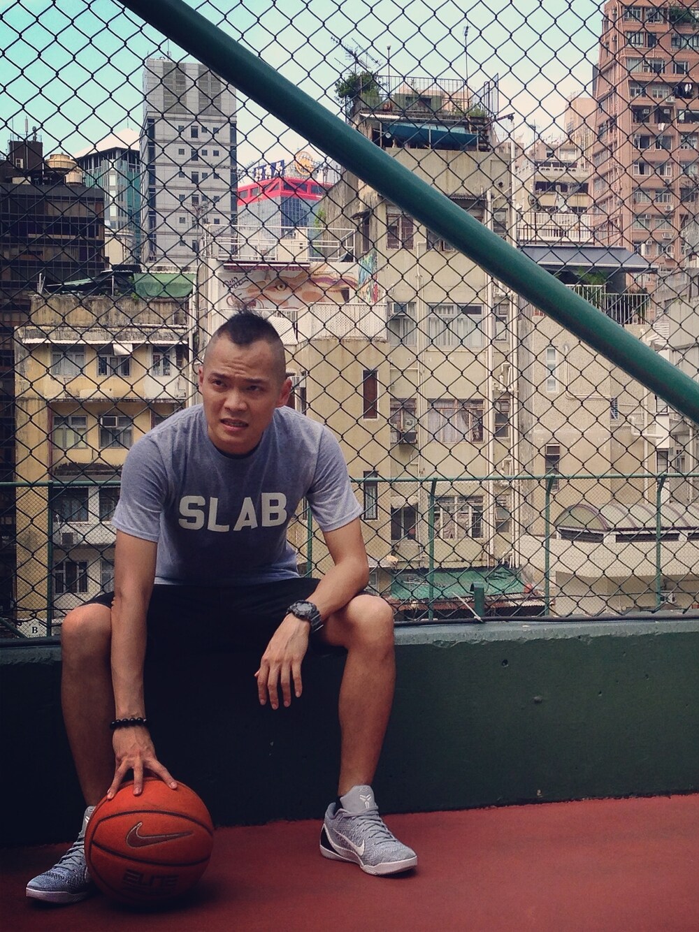 「SLAB、SLABHK、Hong Kong、hongkonger、BasketBall、Kobe、hk」｜「SLABのアイテム（Tシャツ/カットソー、グレー系）」を使った、BIG.J さん（メンズ・175cm）の夏コーディネートの1枚目の写真