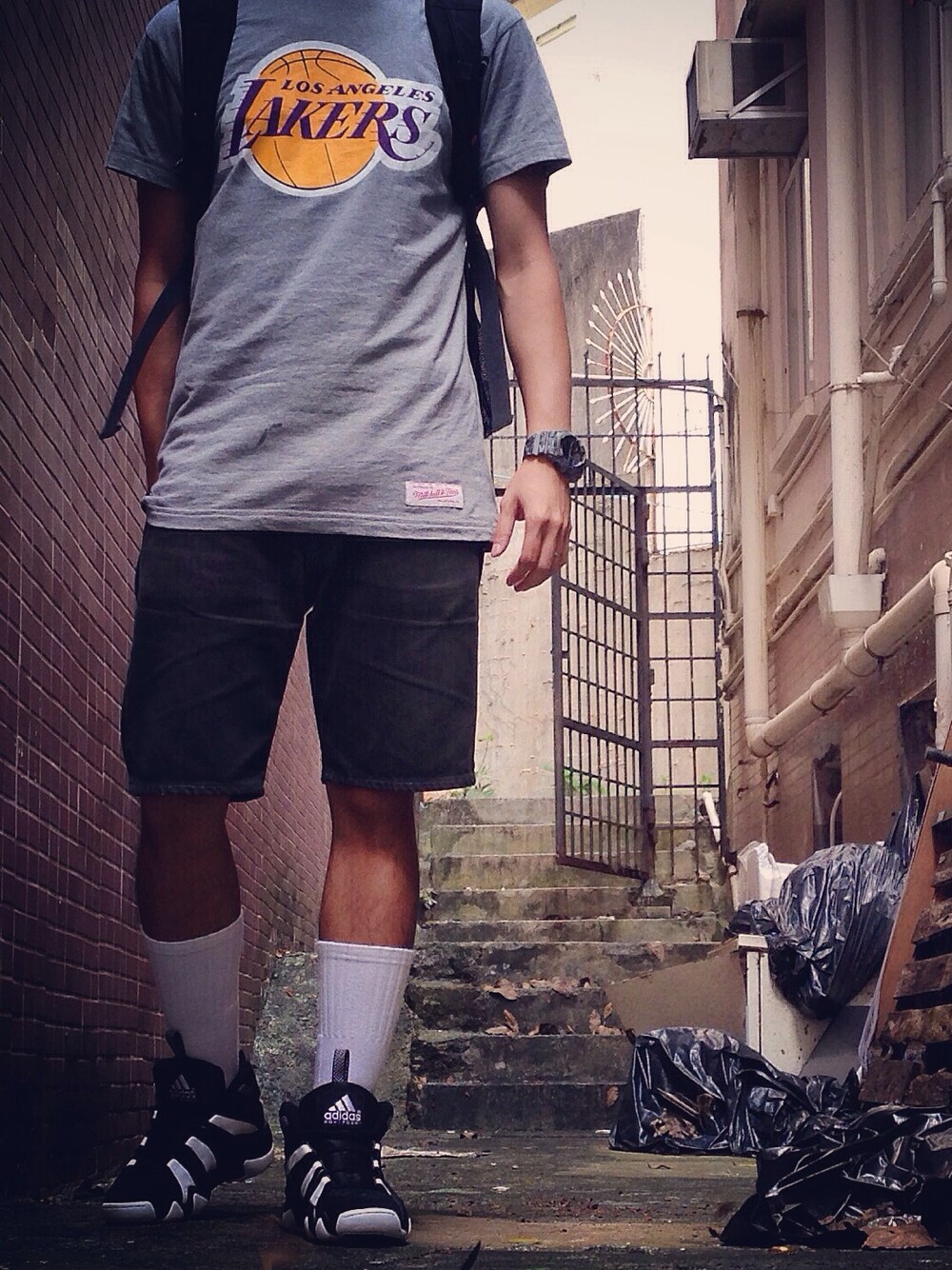 「Hong Kong、hk、SLAB、SLABHK」｜「Mitchell&Nessのアイテム（Tシャツ/カットソー、グレー系）」を使った、BIG.J さん（メンズ・175cm）の秋コーディネートの1枚目の写真