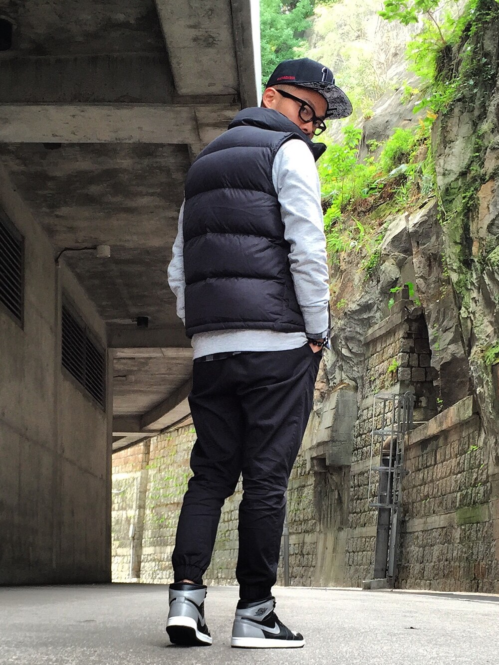 「AIR JORDAN、black、supreme、NIKE、winter、sneakers、Hong Kong、glasses、Jordan、SLABHK」｜「Supreme のアイテム（ダウンジャケット/コート、ブラック系）」を使った、BIG.J さん（メンズ・175cm）の冬コーディネートの1枚目の写真
