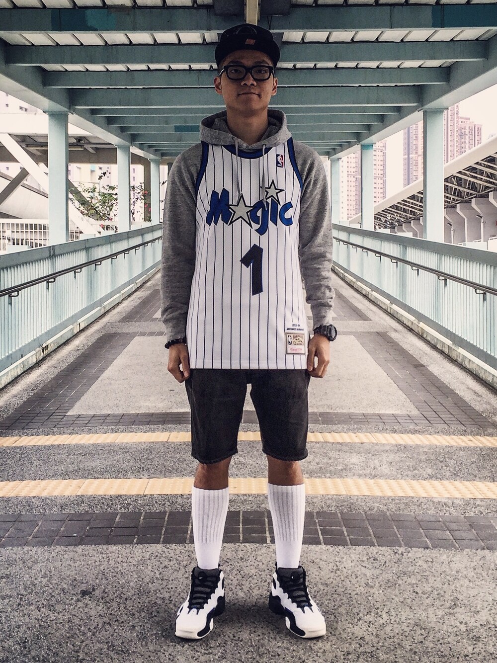 「wear x touch、Hong Kong、jersey、NIKE、sporty、SLABHK、SLAB、vintage、hongkonger、NBA」｜「Mitchell&Nessのアイテム（ジャージ、ホワイト系）」を使った、BIG.J さん（メンズ・175cm）の冬コーディネートの1枚目の写真