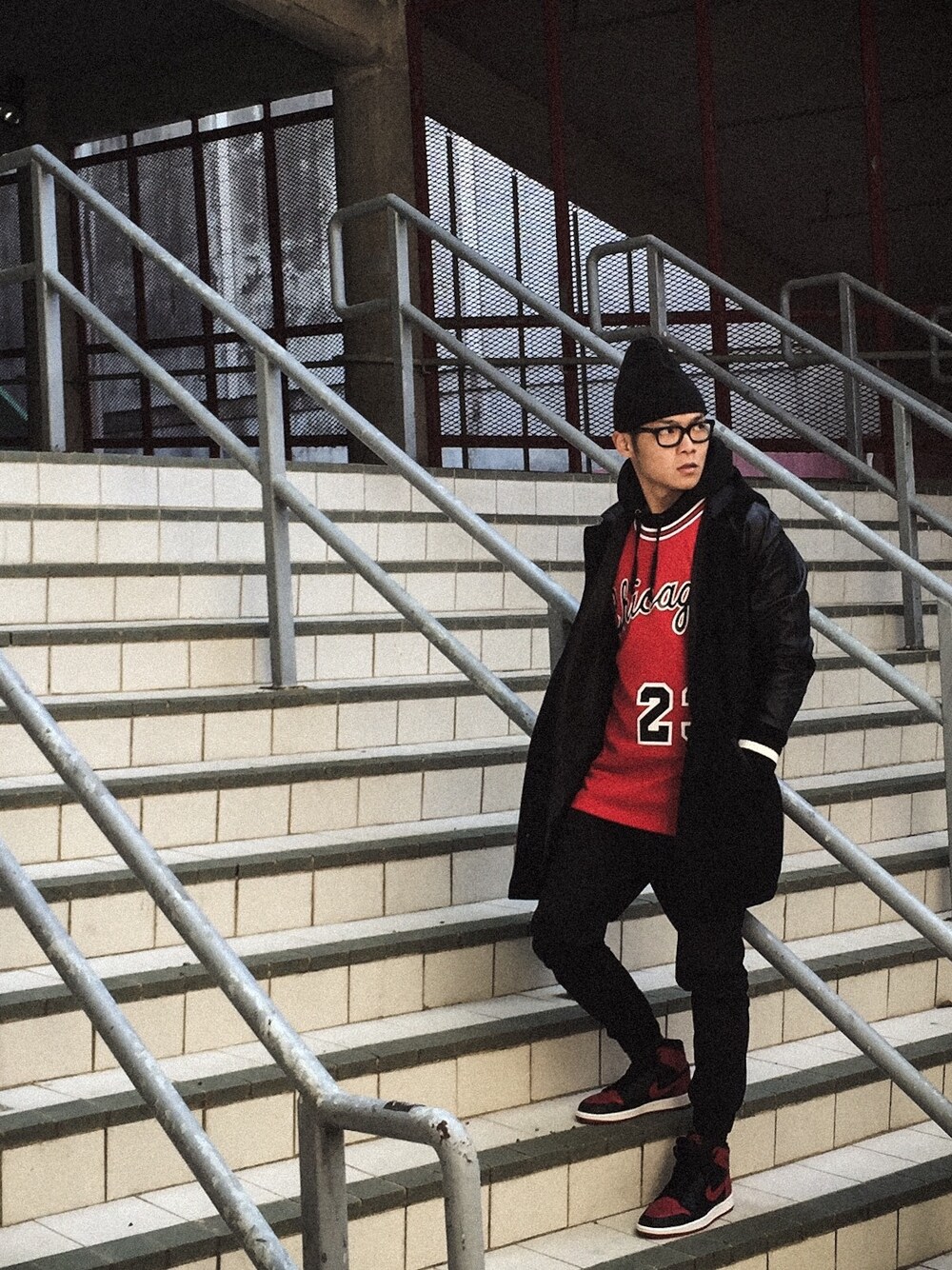 「Jordan、simple、black、coat、winter、NIKE、supreme、vintage、Hong Kong、SLABHK」｜「Mitchell&NessのMitchell and Ness 
Michael Jordan Bulls rookie jersey 1984（ジャージ、レッド系）」を使った、BIG.J さん（メンズ・175cm）の冬コーディネートの1枚目の写真
