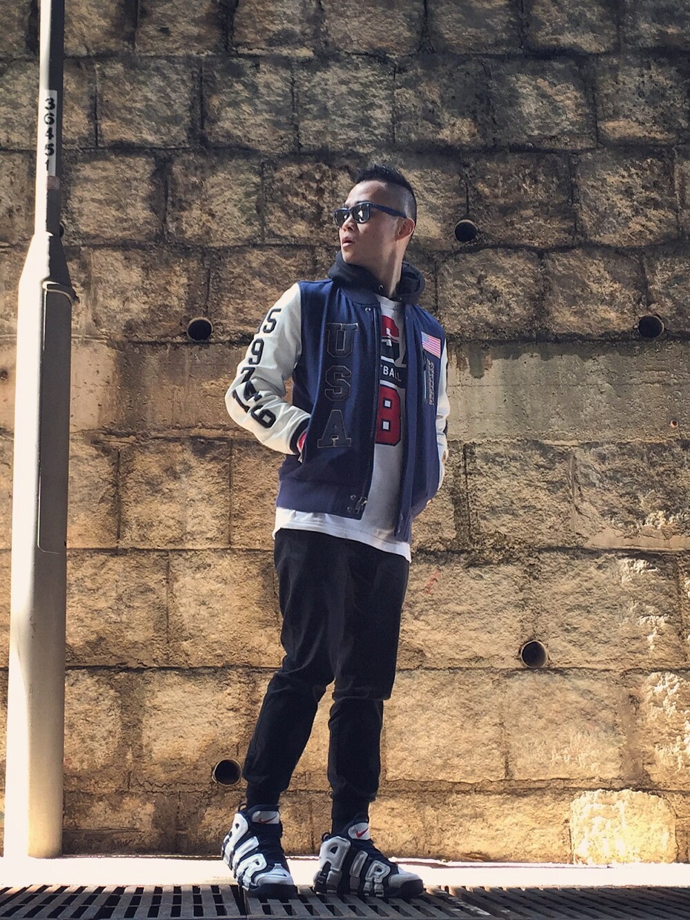 「SLABHK、NIKE、navy、BasketBall、vintage、Hong Kong、sneakers、hk」｜「NIKEのアイテム（Tシャツ/カットソー、ホワイト系）」を使った、BIG.J さん（メンズ・174cm）の冬コーディネートの1枚目の写真