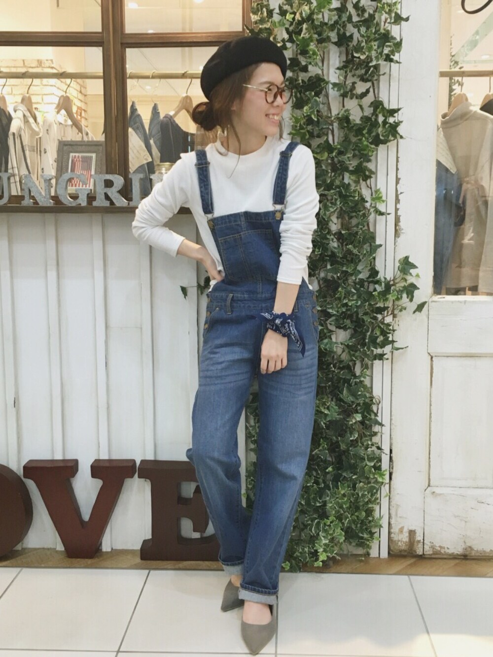 「サロペット、デニムサロペット、オーバーオール、リブニット、ベレー帽、ダテメガネ、パンプス、フラットシューズ、バンダナ」｜「Ungridの【Casual】ﾐﾄﾞﾙﾈｯｸﾘﾌﾞﾛﾝｸﾞｽﾘｰﾌﾞTｼｬﾂ（Tシャツ/カットソー、ホワイト系）」を使った、makiさん（レディース・158cm）の春コーディネートの1枚目の写真