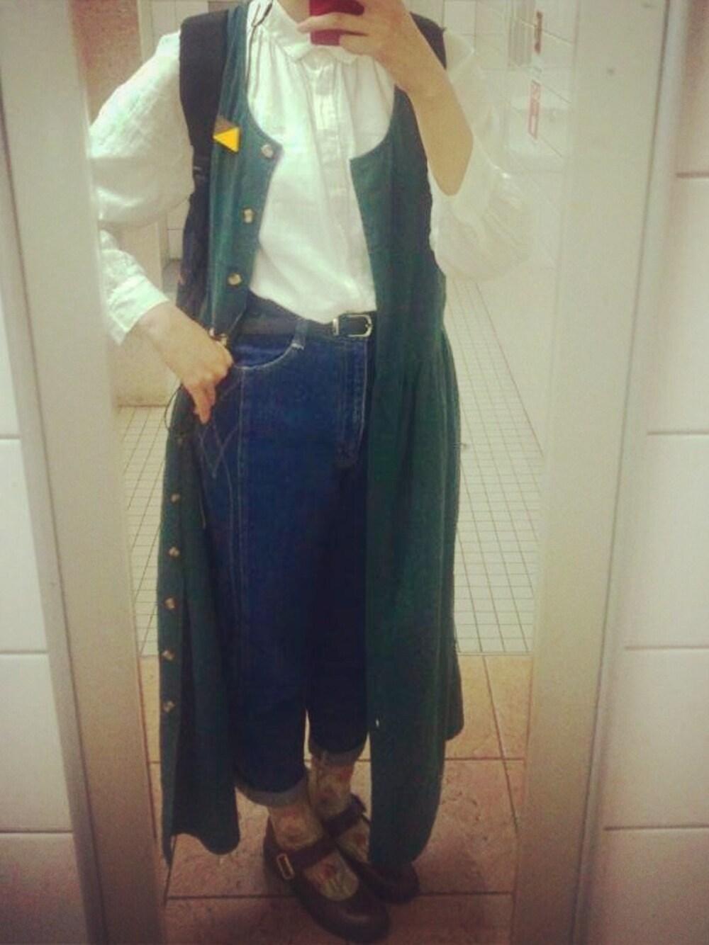 「ワンピース、ハイウエスト、デニムパンツ、ブローチ、くつした、シロシャツ、みどりがすき。、ワンピース×デニム、ボーイフレンドデニム、ガウン」｜「WEGOのWEGO/ストラップフラットシューズ（パンプス、ブラウン系）」を使った、たまんさ。さん（レディース・164cm）の夏コーディネートの1枚目の写真