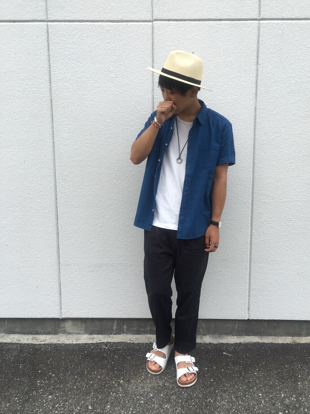 「夏コーデ、大人カジュアル、summer、黒、プチプラ、ゆるコーデ、シンプル、デニムシャツ、麦わら帽子、サンダル」｜「WEGOのWEGO/ツバ広ストローハット（ハット、ベージュ系）」を使った、時人さん（メンズ・174cm）の夏コーディネートの1枚目の写真