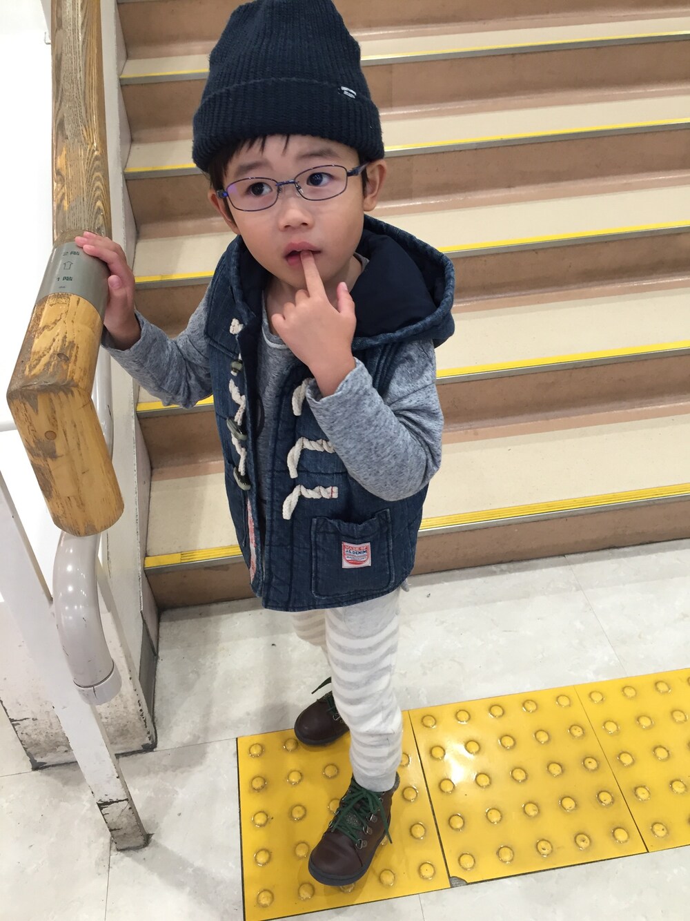 「デニムベスト、韓国服#チャーリーブラウン#ニット帽、ボーダースウェット、メガネ男子」｜「韓国服のアイテム（スウェット、グレー系）」を使った、ゆうせい☆そうすけさん（キッズ・100cm）の秋コーディネートの1枚目の写真