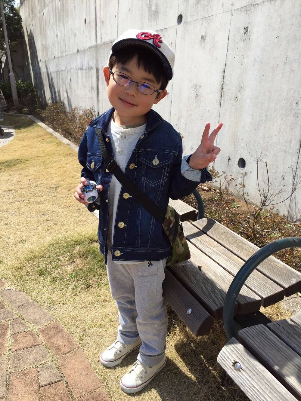 「Gジャン、スウェット、ベースボールキャップ、カモフラバッグ、ハイカットスニーカー」｜「apres les coursのニットデニムジャケット（デニムジャケット、ブルー系）」を使った、ゆうせい☆そうすけさん（キッズ・110cm）の春コーディネートの1枚目の写真