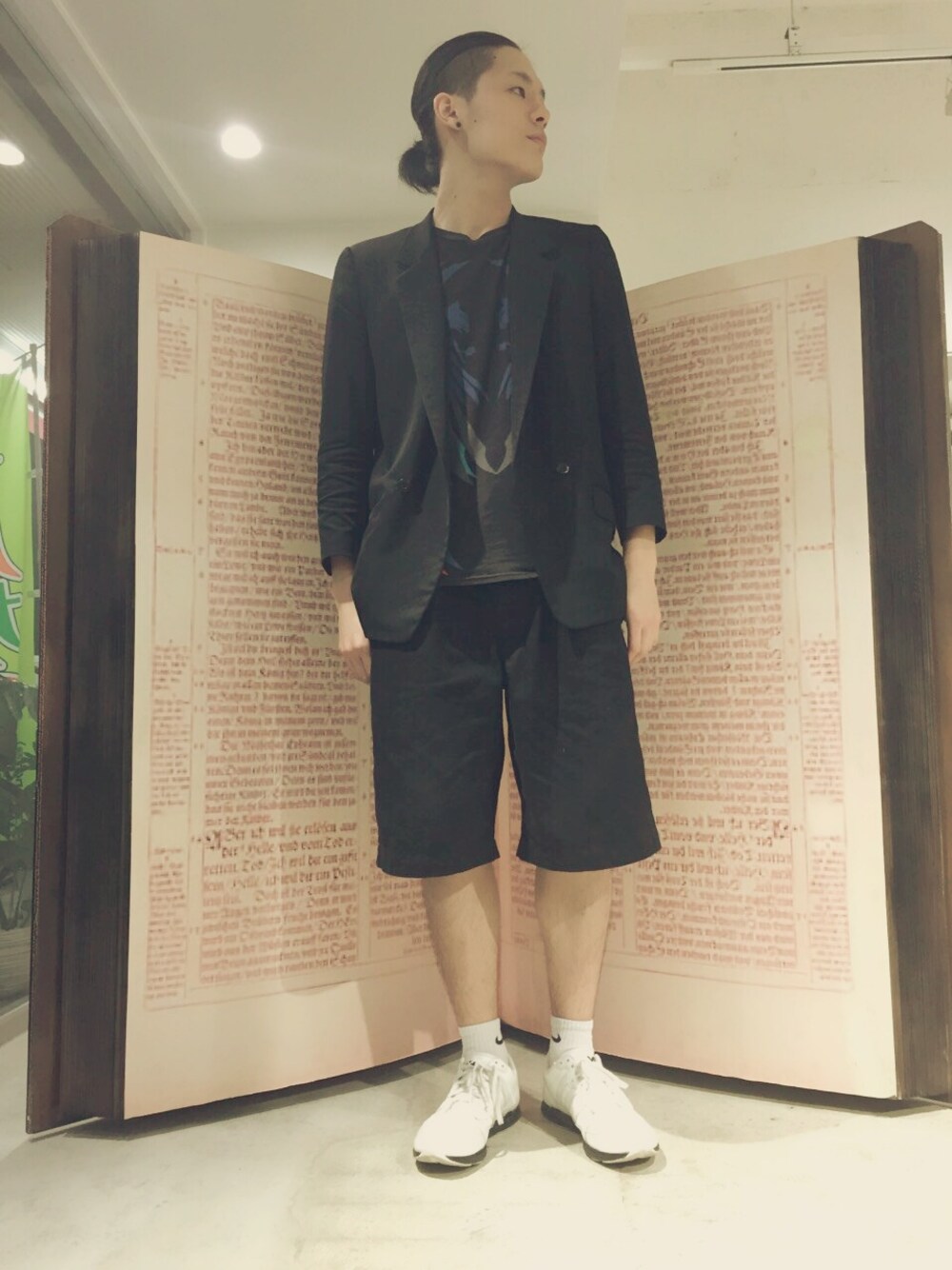 ブラック系のその他パンツ、ブラック系のテーラードジャケット、ブラック系のTシャツ/カットソーを着用したメンズの秋コーディネートの1枚目の写真