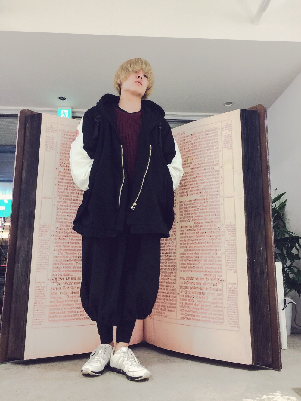 ブラック系のパーカー、レッド系のニット/セーター、ブラック系のその他パンツを着用したメンズの冬コーディネートの1枚目の写真