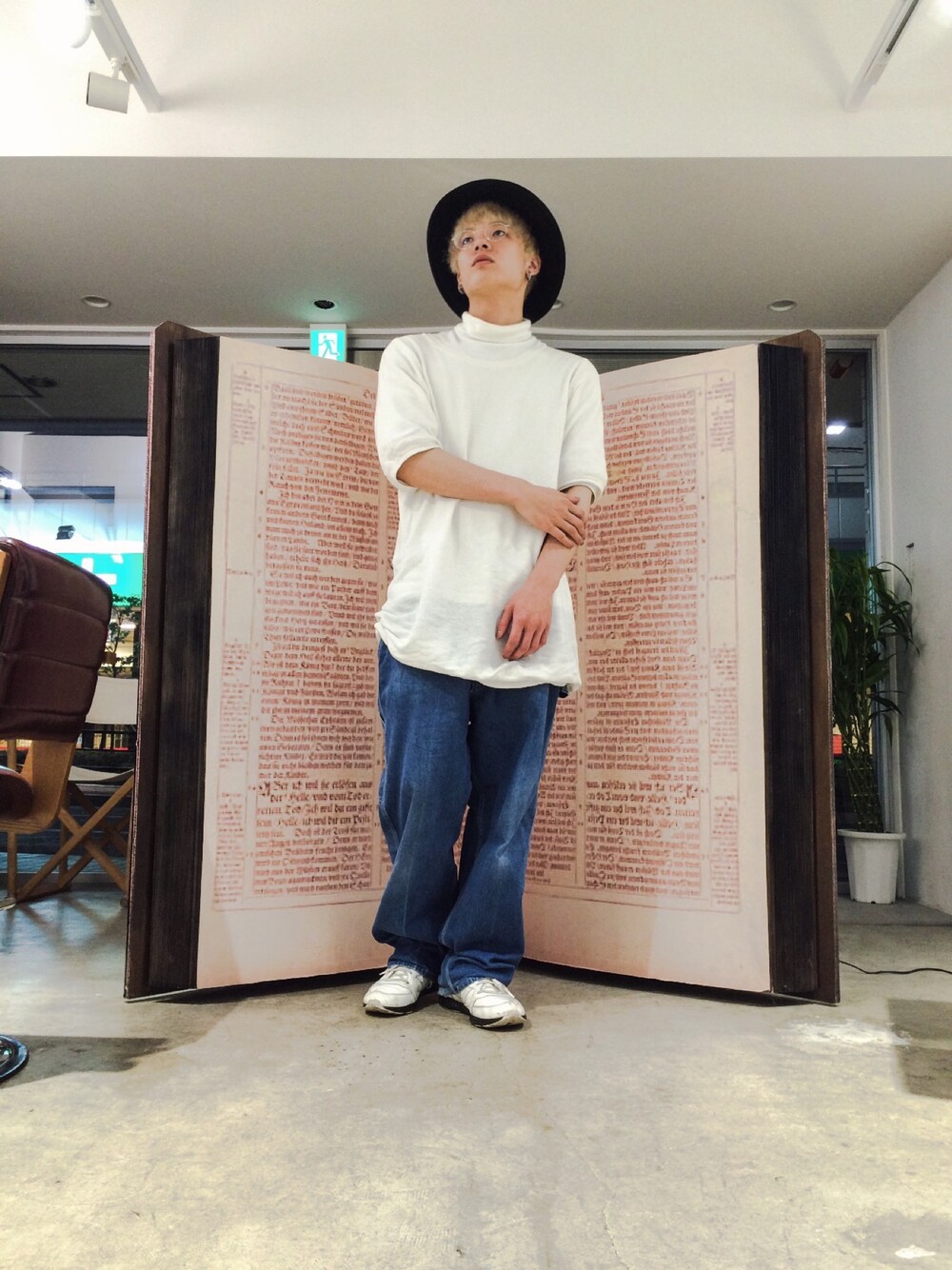 ホワイト系のニット/セーター、ブルー系のデニムパンツ、ホワイト系のスニーカーを着用したメンズの夏コーディネートの1枚目の写真