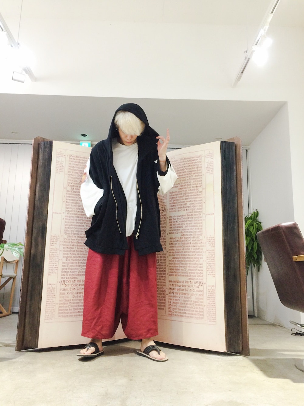 ブラック系のパーカー、ホワイト系のTシャツ/カットソー、レッド系のその他パンツを着用したメンズの夏コーディネートの1枚目の写真