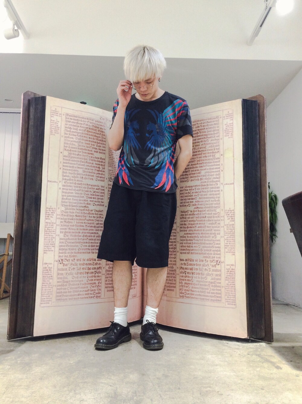 その他のTシャツ/カットソー、ブラック系のその他パンツ、ブラック系のその他シューズを着用したメンズの夏コーディネートの1枚目の写真
