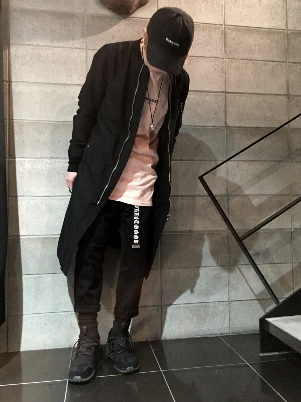 「ブラック、シンプル、ロールアップ、モードストリート、RICK OWENS、adidas、adidas originals、スラックス、MA-1、ロングコート」｜「KaneZのアイテム（キャップ、ブラック系）」を使った、𝐊𝐚𝐢𝐭𝐨さん（メンズ・180cm）の春コーディネートの1枚目の写真