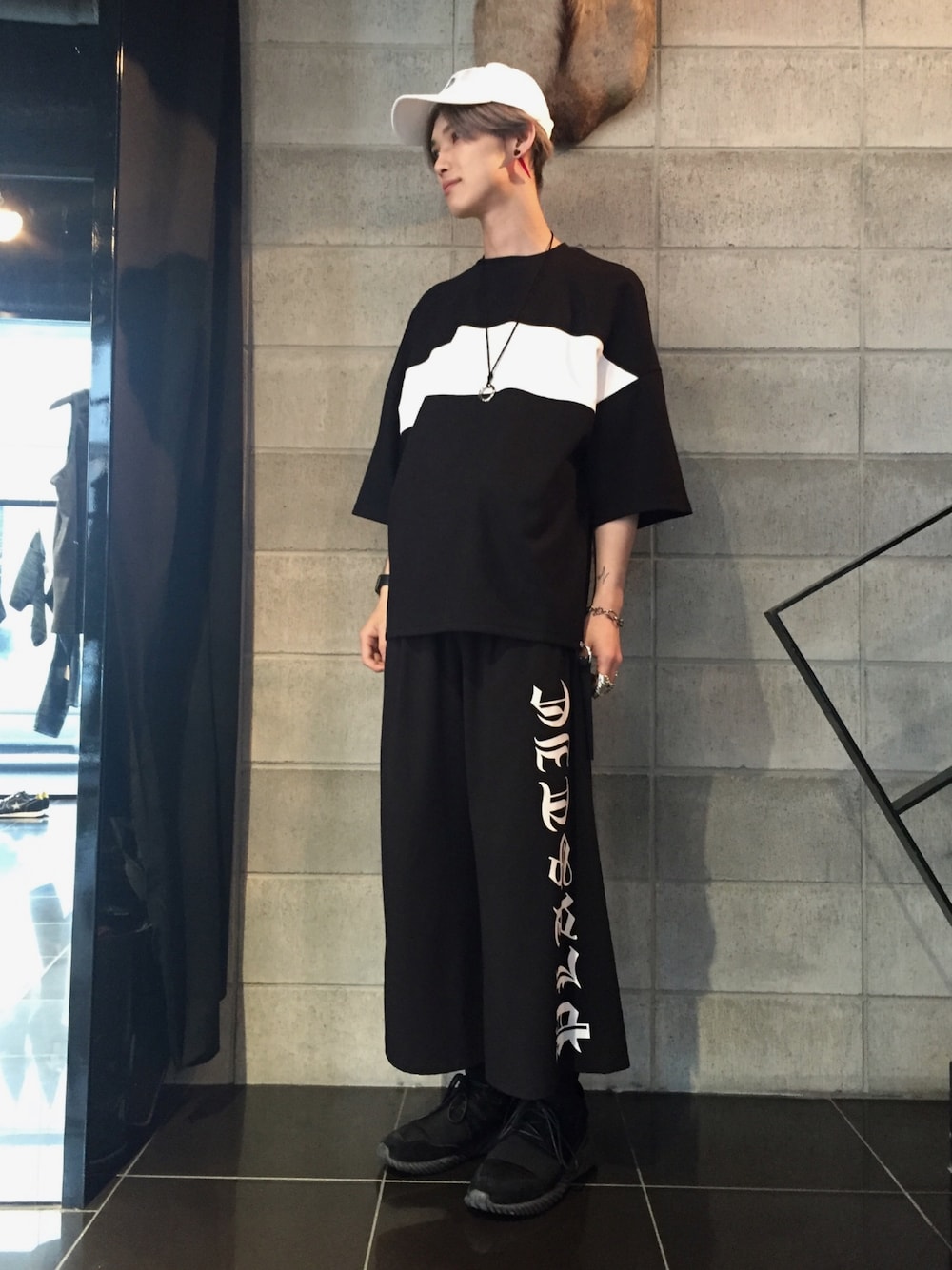 「chica、LSB、little sunny bite、ブラック、ブラックコーデ、モノトーン、モノトーンコーデ、スニーカー、ワイドパンツ、adidas」｜「PLASTIC TOKYOのアイテム（スラックス、ブラック系）」を使った、𝐊𝐚𝐢𝐭𝐨さん（メンズ・180cm）の春コーディネートの1枚目の写真