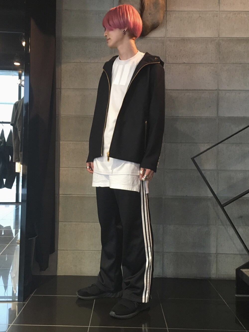 ブルー系のジャケット/アウター、ホワイト系のTシャツ/カットソー、ホワイト系のTシャツ/カットソーを着用したメンズの夏コーディネートの1枚目の写真