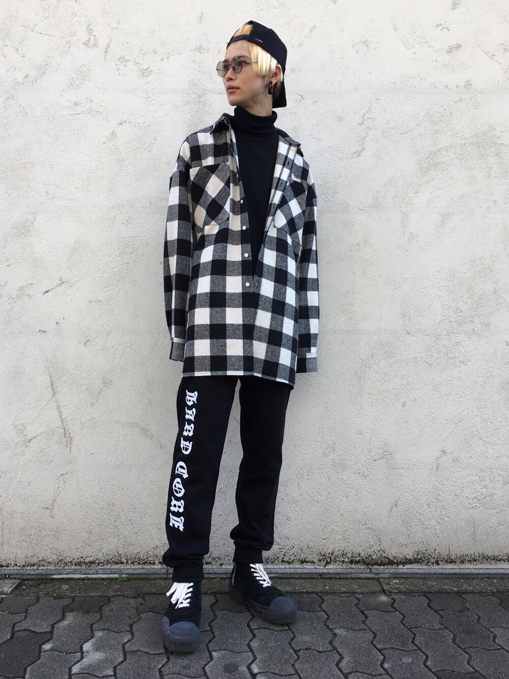 「スウェットパンツ、スニーカー、シンプル、ストリート、冬コーデ、ロング丈、モノクロ、ootd、シャツスタイル、ネック」｜「Little sunny biteのアイテム（Tシャツ/カットソー、ブラック系）」を使った、𝐊𝐚𝐢𝐭𝐨さん（メンズ・180cm）の秋コーディネートの1枚目の写真