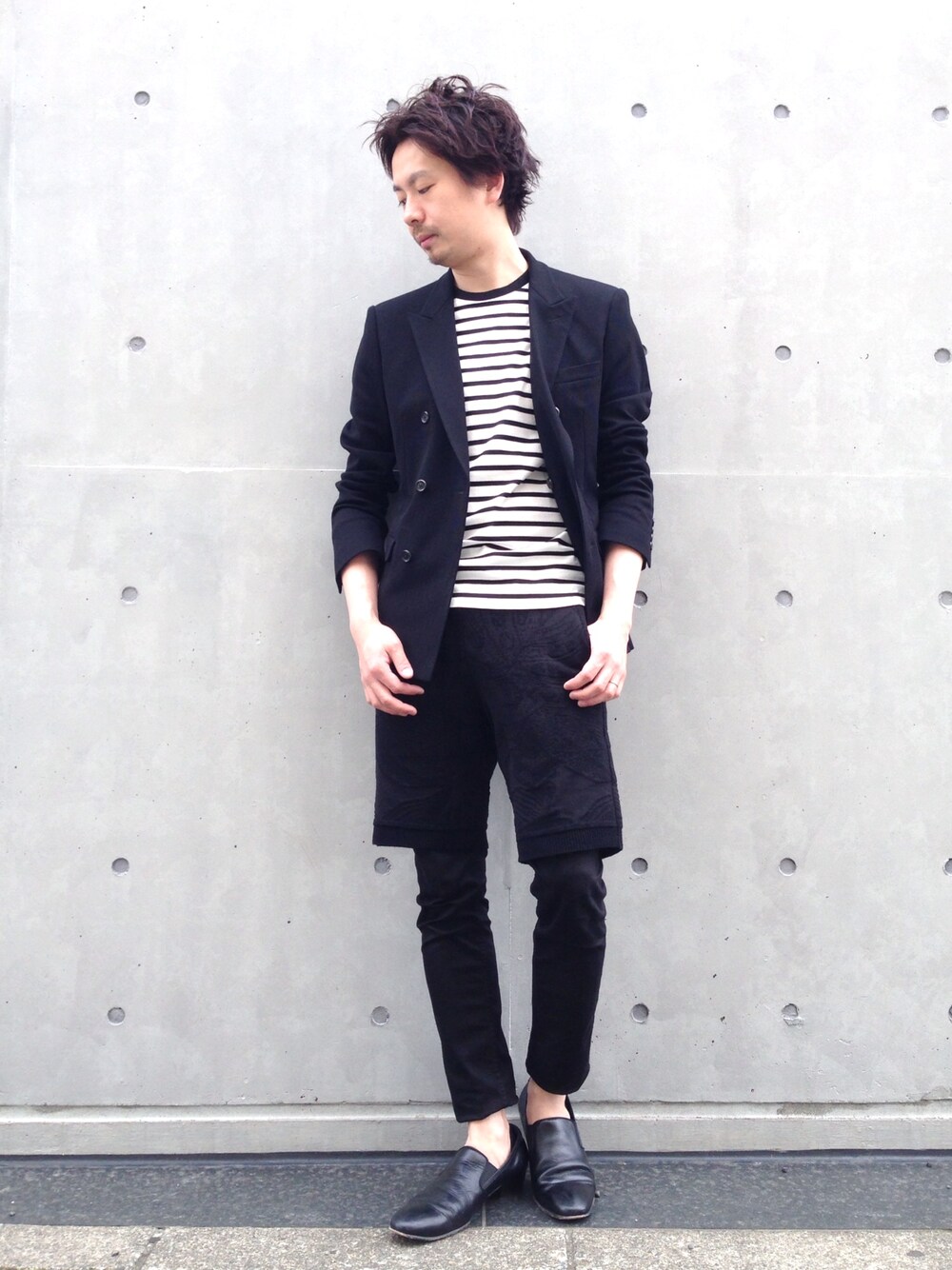 その他のTシャツ/カットソー、ブラック系のその他パンツ、ブラック系のその他パンツを着用したメンズの春コーディネートの1枚目の写真