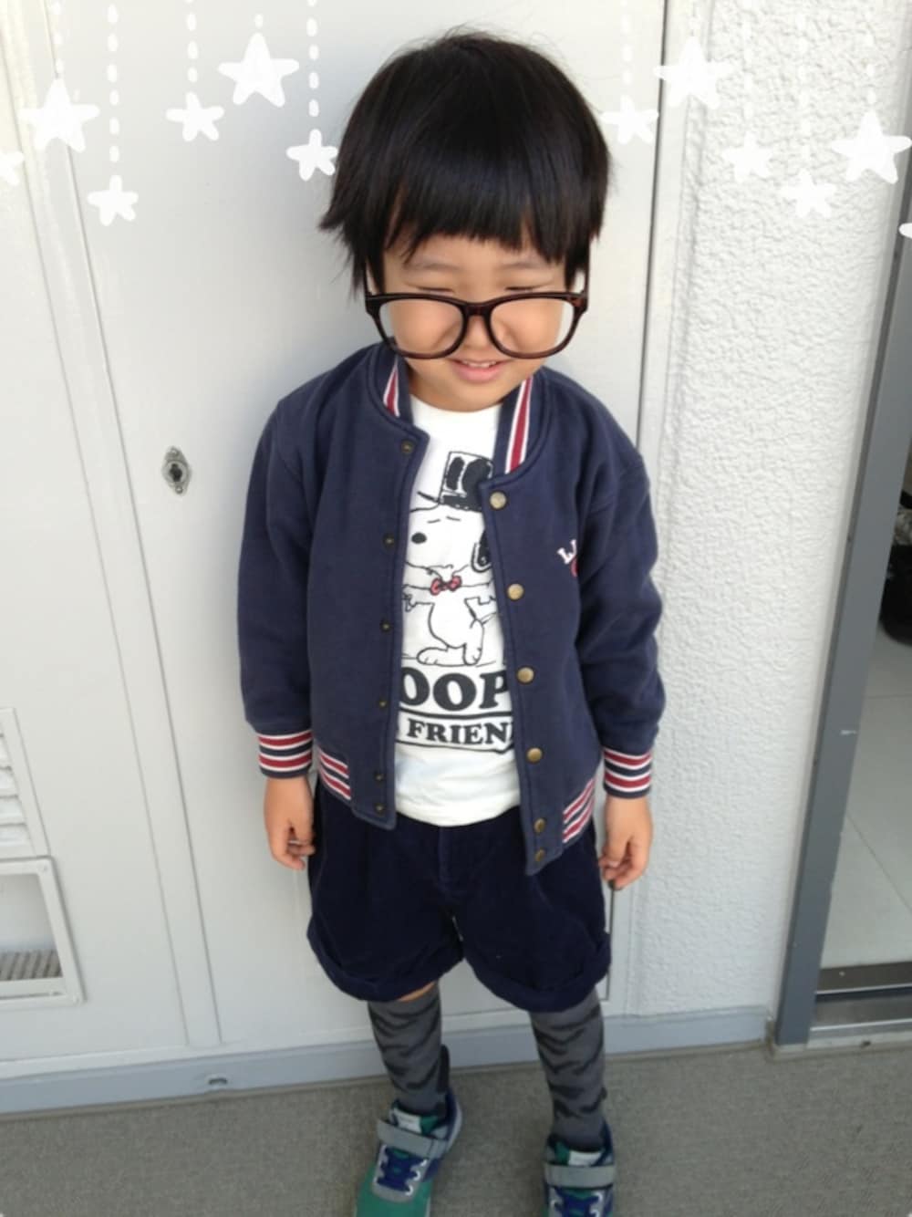 「スタジャン、半ズボン、ハイソックス、迷彩、スヌーピー、UNIQLO、寝起き、おさがり」｜「おさがりのアイテム（スタジャン、ブルー系）」を使った、まるもちさん（キッズ・110cm）の秋コーディネートの1枚目の写真