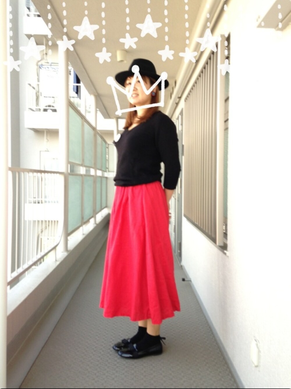 「赤×黒、ハット、ブローチ、バービーボーイズ」｜「SUNAOKUWAHARAのアイテム（ニット/セーター、ブラック系）」を使った、まるもちさん（レディース・172cm）の秋コーディネートの1枚目の写真
