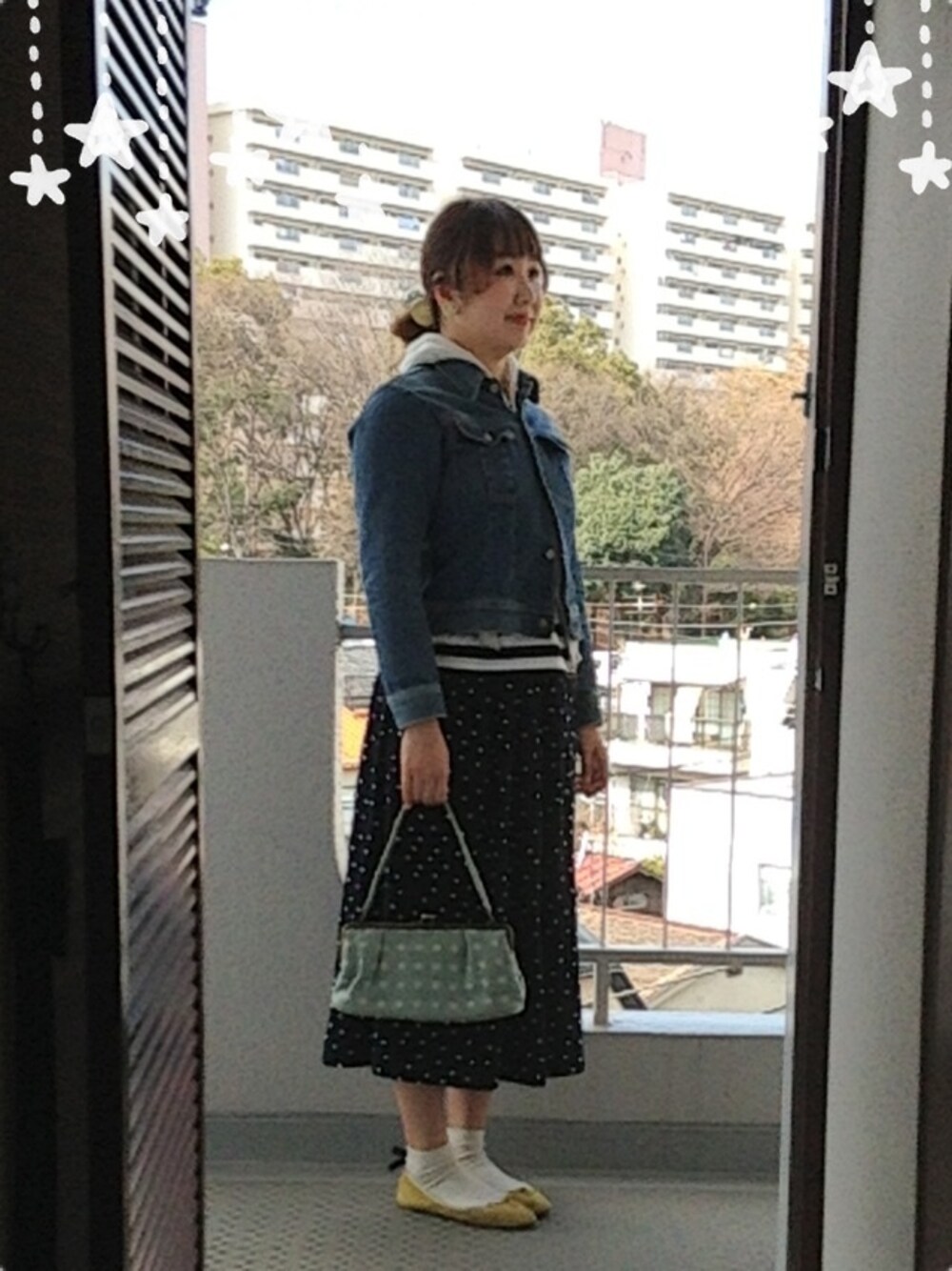 「デニム、Gジャン×パーカー、バレエシューズ、ソックス×パンプス、ガウチョパンツ、水玉」｜「45Rのアイテム（デニムジャケット、ブルー系）」を使った、まるもちさん（レディース・171cm）の冬コーディネートの1枚目の写真