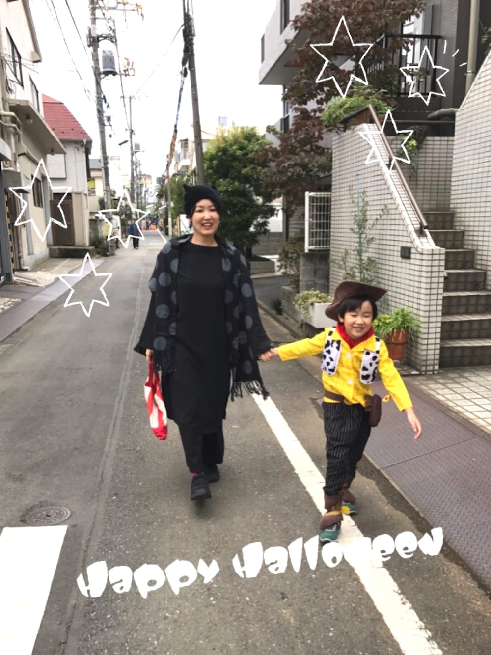 「WEAR HALLOWEEN 2016、ハロウィンコーデ、親子コーデ、男の子、ウッディ、黒猫、ブラックコーデ」｜「UNIQLOのアイテム（その他パンツ、ブラック系）」を使った、まるもちさん（キッズ・110cm）の秋コーディネートの1枚目の写真