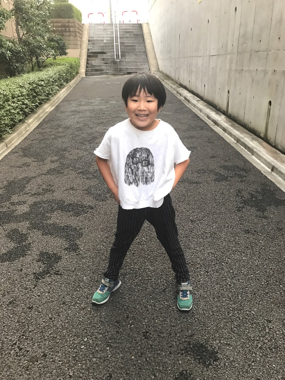 「めがね、半袖スウェット、スウェット、小学生、ユニクロ、モノトーン、おとこのこ」｜「韓国のアイテム（スウェット、ホワイト系）」を使った、まるもちさん（キッズ・110cm）の秋コーディネートの1枚目の写真