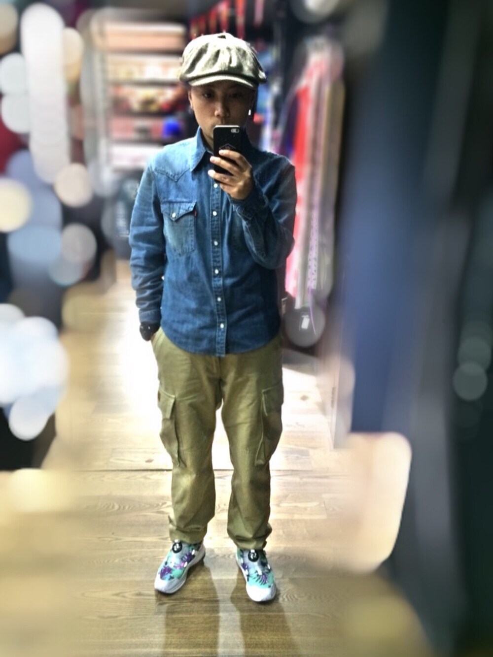 「昆明」｜「Levi'sのアイテム（シャツ/ブラウス、ブルー系）」を使った、RELAX-渣仔Chrisさん（レディース・160cm）の冬コーディネートの1枚目の写真