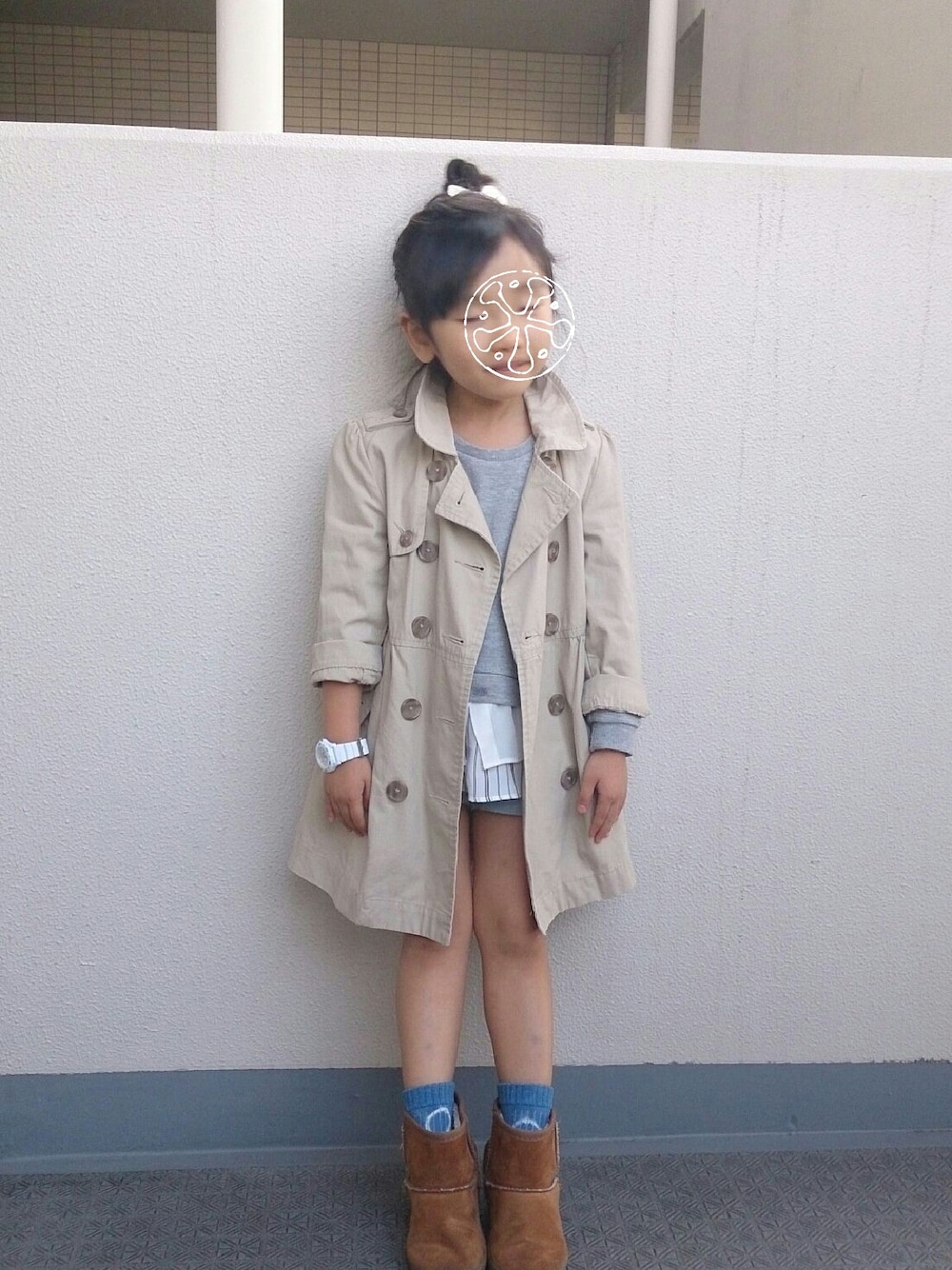 「女の子、5歳、トレンチコート、GLOBAL WORK、足出し、おだんごヘアー、スウェット、ショートパンツ」｜「GLOBAL WORKの【キッズ】ラメスウェットフェイクレイヤード長袖/568303（スウェット、グレー系）」を使った、orimariさん（キッズ・110cm）の冬コーディネートの1枚目の写真