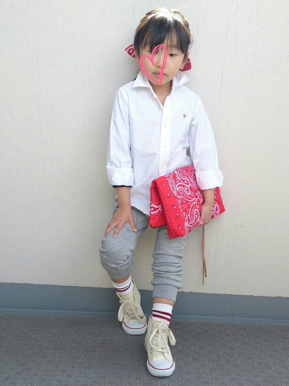 レッド系のクラッチバッグ、ホワイト系のシャツ/ブラウス、グレー系のその他パンツを着用したキッズの春コーディネートの1枚目の写真