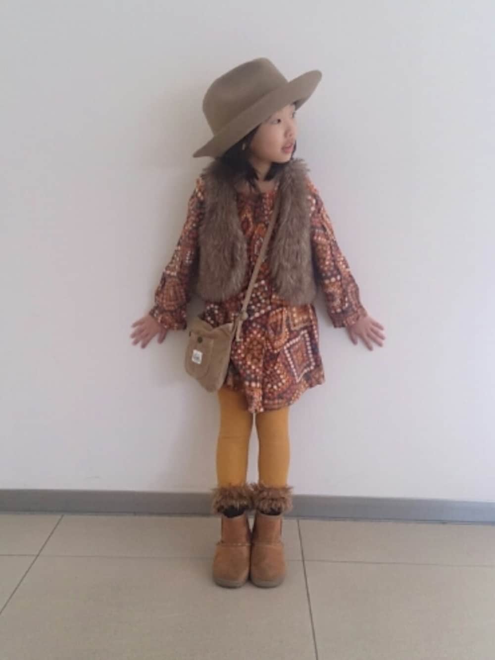 ベージュ系のその他パンツ、その他のワンピース、ブラック系のソックス/靴下を着用したキッズの秋コーディネートの1枚目の写真