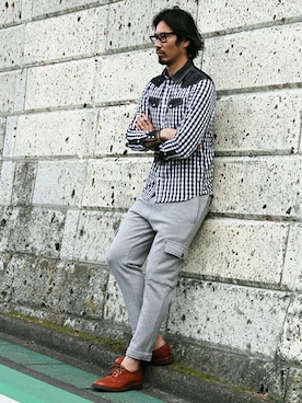 「アイテム（カーゴパンツ、グレー系）」を使った、JEEさん（メンズ・182cm）の春コーディネート