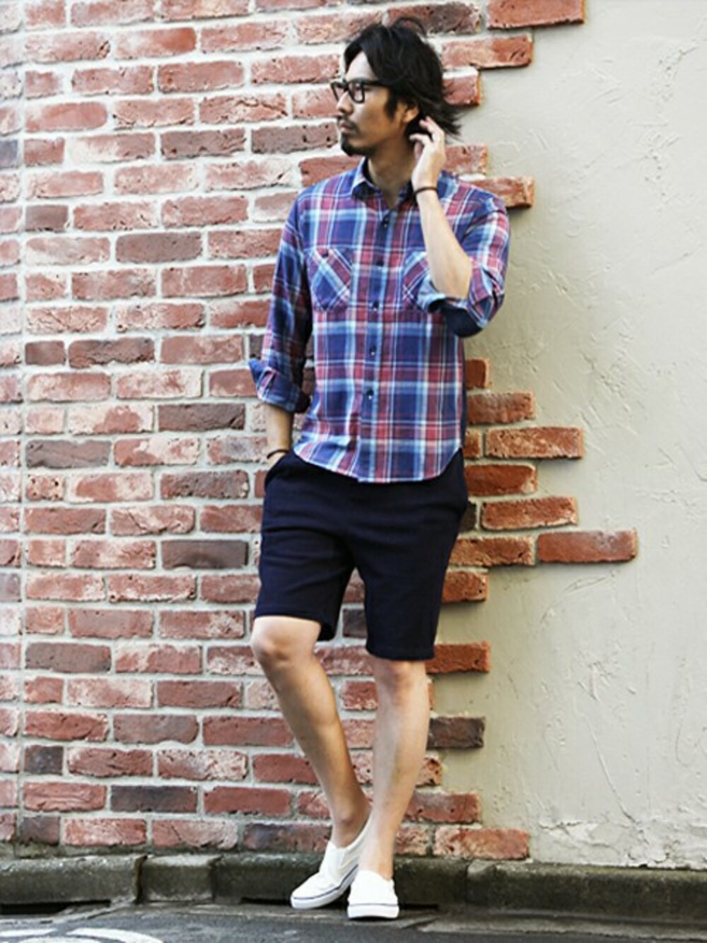 レッド系のシャツ/ブラウス、ブルー系のその他パンツ、ホワイト系のスリッポンを着用したメンズの夏コーディネートの1枚目の写真